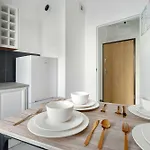 Elegant In For Remote Work With Parking And Balcony By Renters Апартаменты