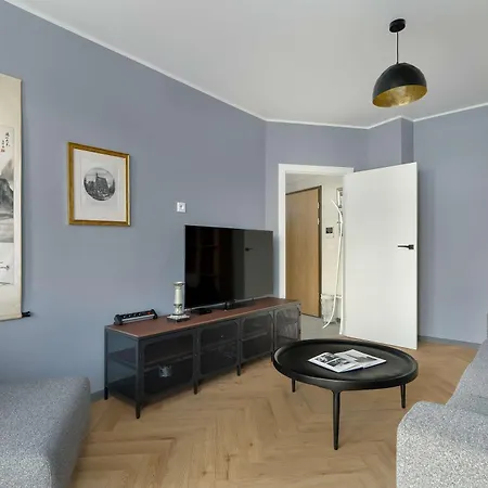 Elegant In For Remote Work With Parking And Balcony By Renters