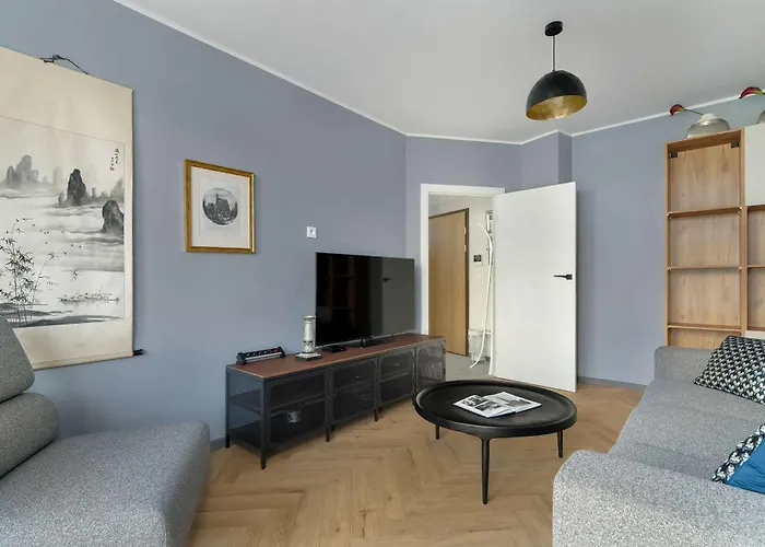 Elegant In For Remote Work With Parking And Balcony By Renters